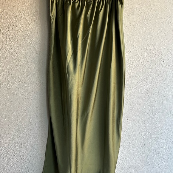 New old navy satin midi skirt
Xs - Picture 3 of 3